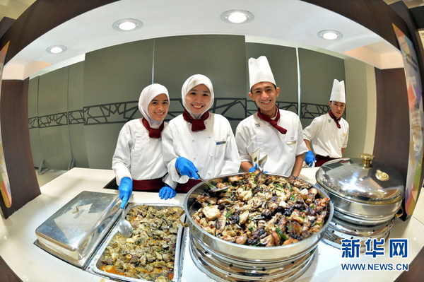 文莱努洛伊曼王宫在开斋节三天向公众开放并提供美食。(新华网记者郑捷摄)