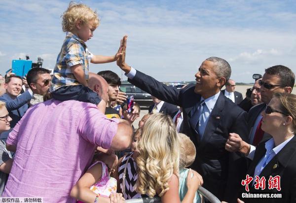 奥巴马出席退伍军人大会 与小朋友击掌庆祝|奥