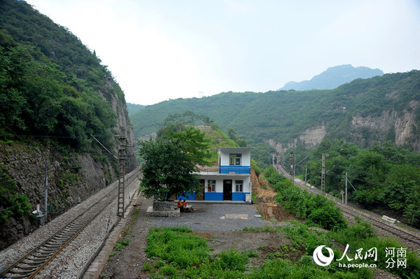 群山环绕中，一座蓝白相间的小房子，就是看守人的家（王战军摄）