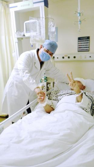 手术后32小时顾建文院长看望患者