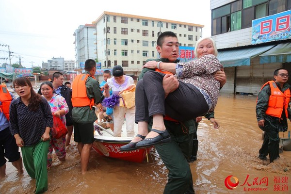 消防官兵、武警战士转移受灾群众。李绍摄