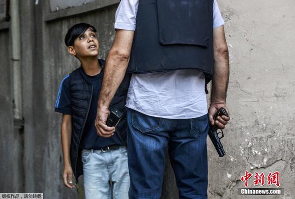 土耳其袭警事件频发 警察持枪盘问小孩加强巡