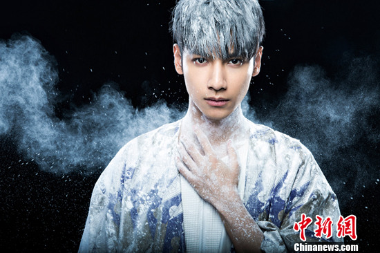 罗云熙拍另类写真 头发、衣服被染成灰白色(图)|照片|粉末_凤凰资讯