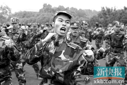 ■大学新生入学都要参加军训。CFP供图(资料照片)