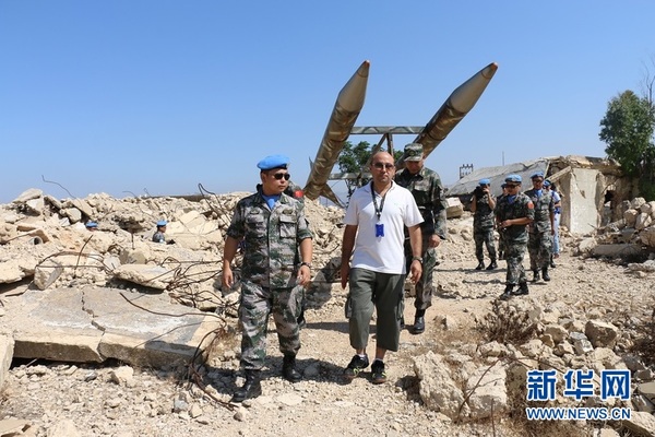 中国赴黎巴嫩维和部队官兵参观被炸毁的联合国观察员哨所遗址。新华社记者 叶洋萍摄