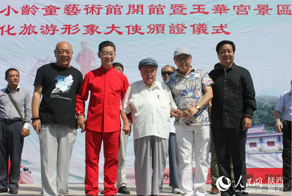 玉华宫景区旅游形象大使颁证仪式上，“师徒四人”与刘文西合影 （从左到右依次是刘大刚、六小龄童、刘文西、马德华、汪粤） 梁锦/摄