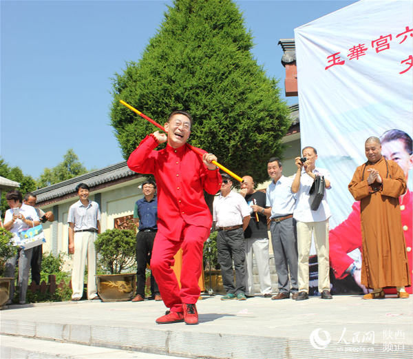 “猴哥”经典的挠头动作 梁锦/摄