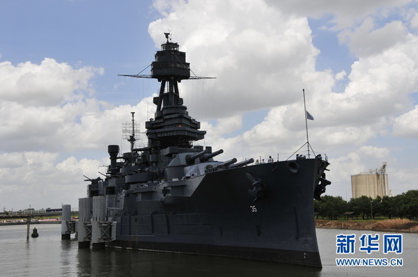 停靠在休斯敦船运航道上的“得克萨斯号”战列舰。新华网记者 张永兴摄