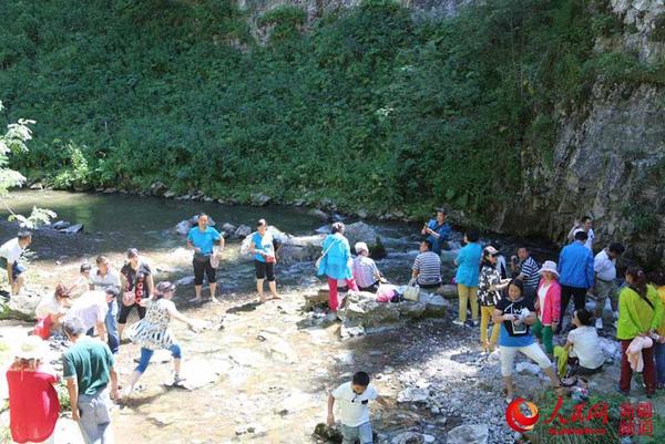 游客在沟底戏水。