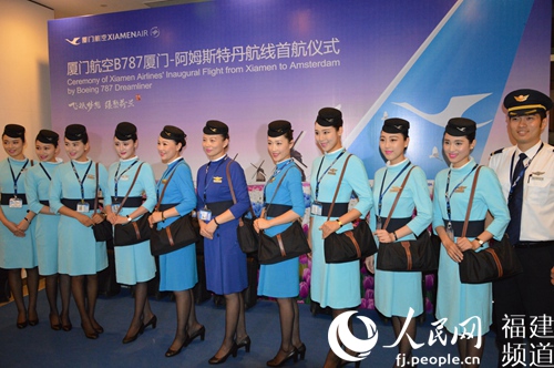 厦门-阿姆斯特丹航线首航班机上的空乘人员经过了精挑细选 李挺摄