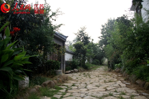 蜿蜒的村间小道，安静恬淡的乡村气息，成为倪园村吸引城里游客的“卖点”之一。