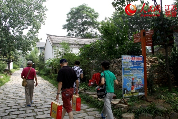 东北来的游客参观倪园村,临走时买了两箱地产香油。