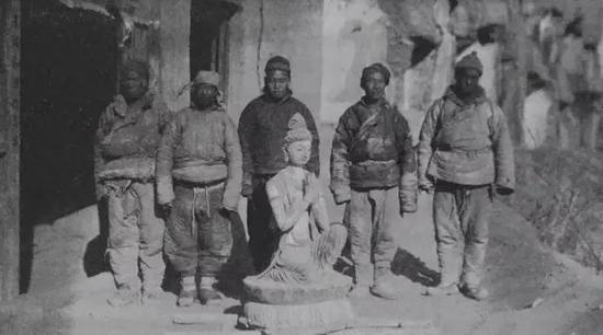 　　1924年1月，华尔纳雇佣当地的农民从敦煌石窟内凿下的佛像