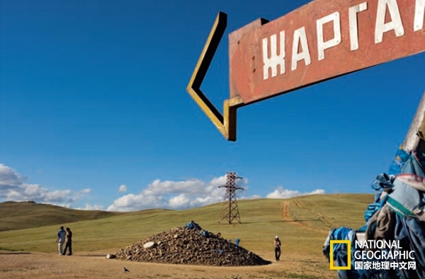 蒙古境内，一座石堆标示出据传曾有神灵现身的地方，心怀恭敬的旅行者遇上它要绕行三周。