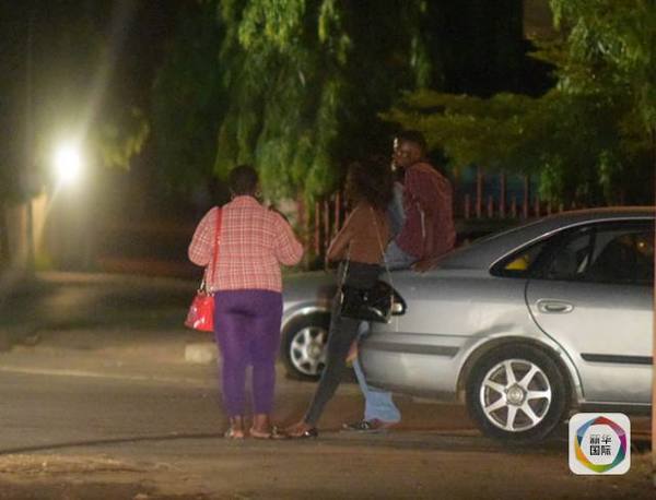 　　图为两名等客的站街女。