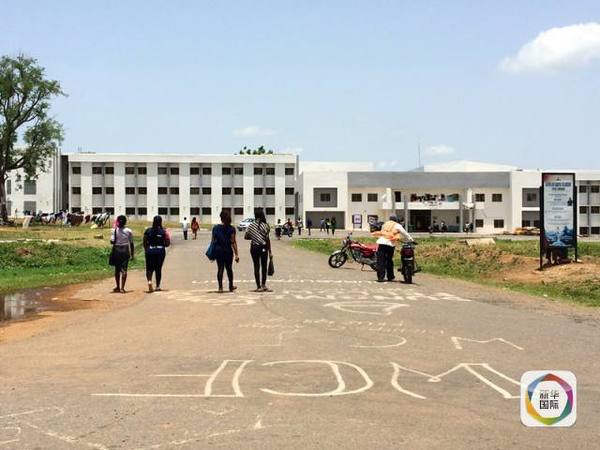 　　图为尼日利亚某大学，女大学生们下课返回宿舍楼。