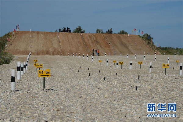坦克两项赛的赛场，“雷场”紧挨着土山，对装备性能要求很多 吴苏琳 摄