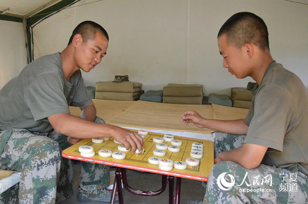 周末，战士们文化活动之一是下象棋。