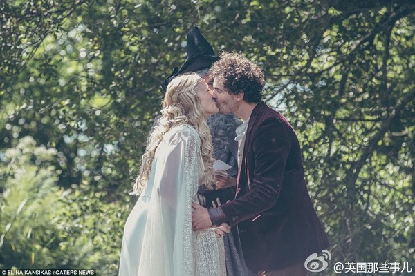 整场婚礼唯美动人且充满浓浓的复古风。