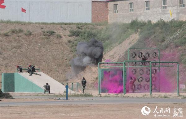 7月30日，驻和昌吉新疆公安边防总队训练基地举行应急处突演练，向“八一”建军节献礼。  梁宏涛 摄