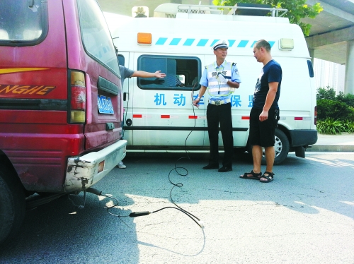 郑州环保部门联合交警查汽车尾气 4辆绿标车中