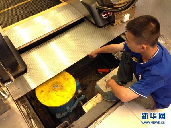 电梯 卷人 事故: 明星企业 检测合格的电梯为何