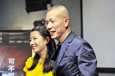 ▲ 蔡文悠不再躲在父亲蔡国强(右)身后。