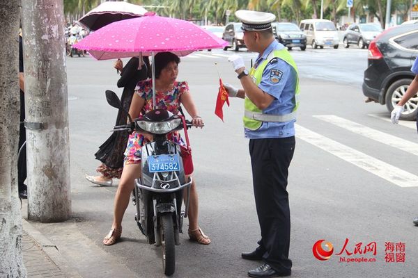 交警查处电动车违法行为