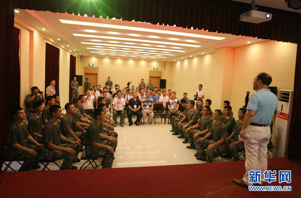 在连队俱乐部，复转老兵与雷锋连官兵举行欢庆“八一”建军节座谈会。