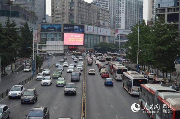 图为8月3日晚高峰成都盐市口交通状况。（王波 摄）