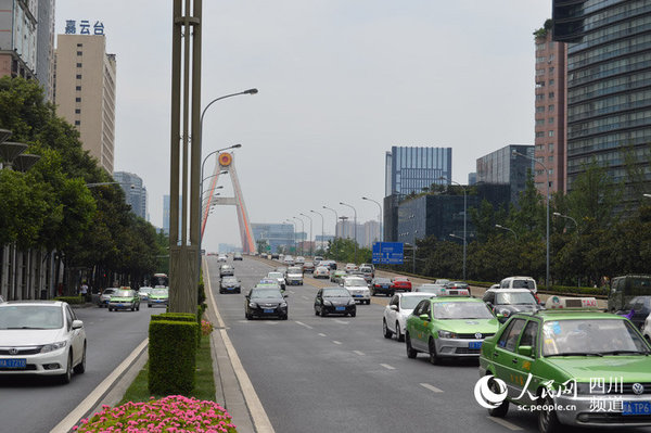 图为8月3日早高峰成都科华中路交通状况。（王波 摄）