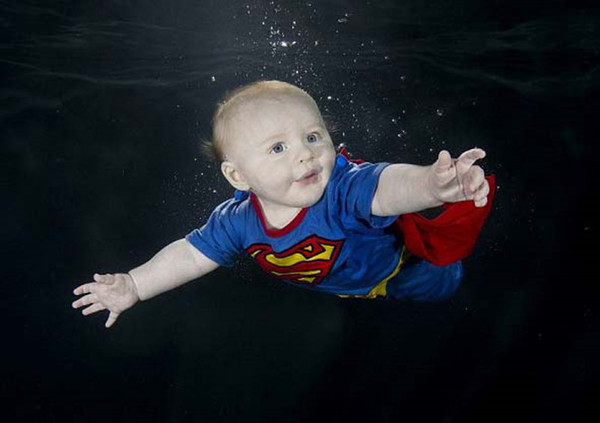 一位宝宝在水下扮成小超人（网页截图）