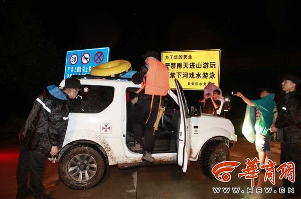 8月3日晚，陕西应急救援总队特勤支队8名队员进山搜救被困人员。华商记者 张杰 摄