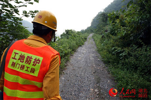 8月4日上午9时，武汉铁路局荆门桥工段巴东巡山工们出发了