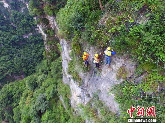 烈日中行走在深山峭壁中的宜万铁路巡山工(图