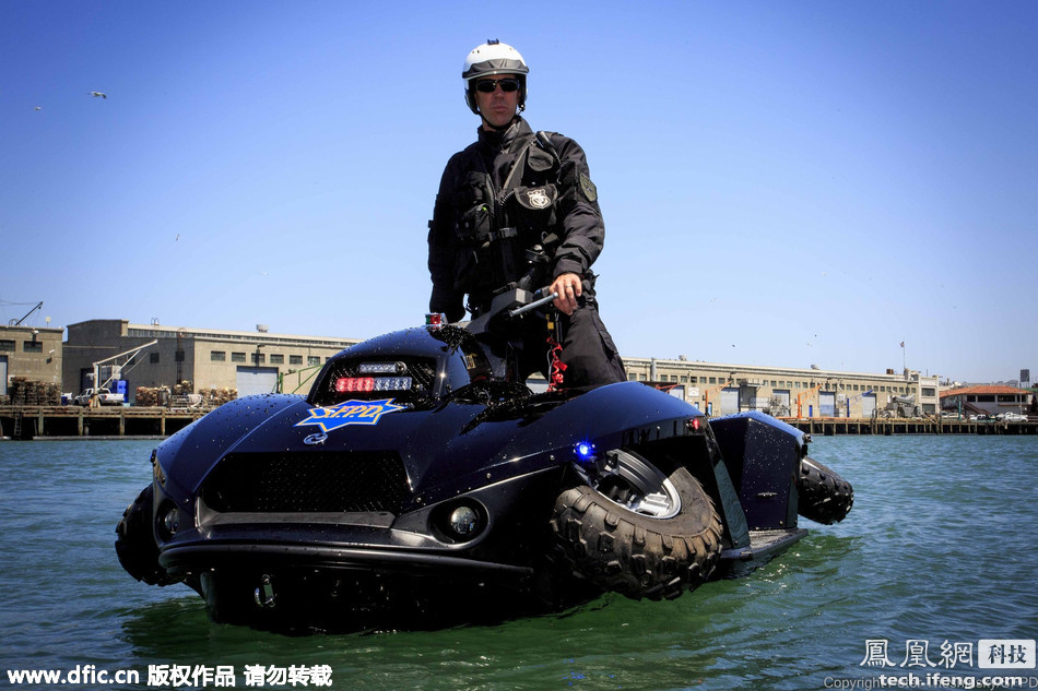 正式配备了一种水陆两用四轮摩托,这辆名为Quadski XL的水路两栖高清图片
