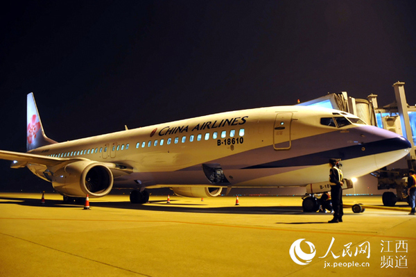 2011年11月1日晚，台湾中华航空一架客机停靠在南昌昌北国际机场T1航站楼上客。加上华航新增的南昌台中航班，南昌至台湾直航航班将由原来每周两班增至每周七班。赣台间的空中交流将更加便捷。