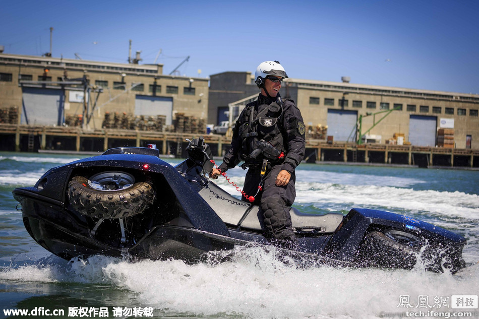 正式配备了一种水陆两用四轮摩托,这辆名为Quadski XL的水路两栖高清图片