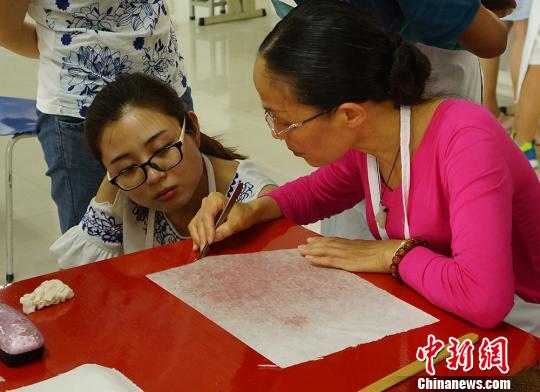 学员们学习苏式修复技术。　李珏明　摄