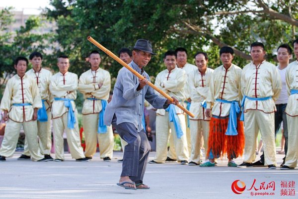 87岁的吴声荣老师傅给队员们演示“子龙巡江”套路。赖进财摄