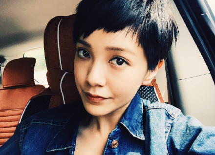 郭采洁穿牛仔外套自拍:睡不够不够睡(图)|留言