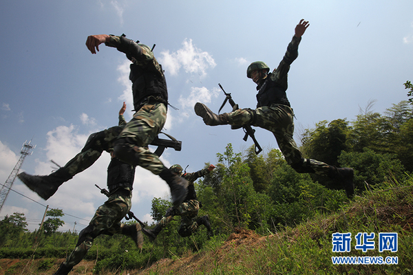特战队员进行山地追捕