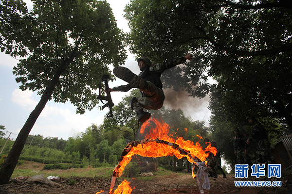 特战队员穿越火障