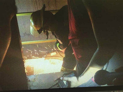 酷暑夜大厦电梯关了10多人 维修工没修好,消防