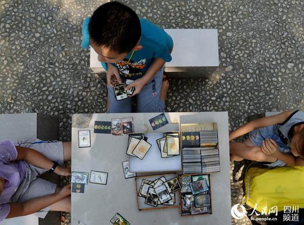 上午，小睿和他的朋友们在小区里玩“三国杀”桌游，他告诉记者，平常这个时候出来玩的小朋友并不多，今天算是运气好，找到小朋友陪他。