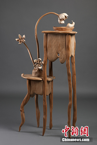 李慶陽 黃昏 2014 紅櫻桃木、電機等 155×80×45cm