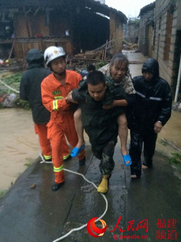 宁德消防支队官兵冒雨转移受困群众 欧宇帆 摄