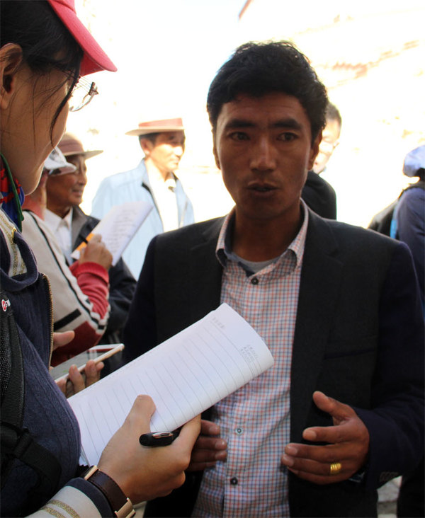 图为《江孜印迹》编导格桑接受记者采访。新华网 冯文雅 摄