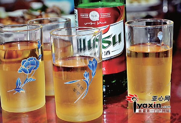 乌苏啤酒多年来一直是新疆人的最爱，尤其是夏天，餐桌上总是少不了它的身影。资料图片