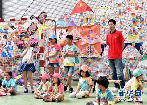 指导老师和孩子们在“中华文化大乐园”夏令营的闭幕仪式上。（新华社记者张立云摄）